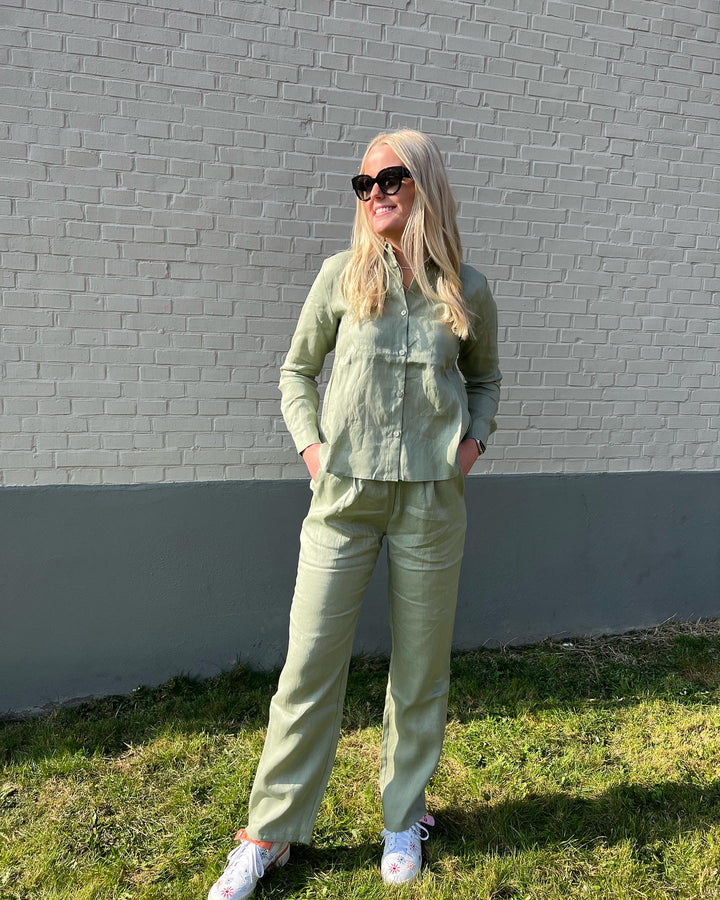 Leinenhemd in hellem Khaki